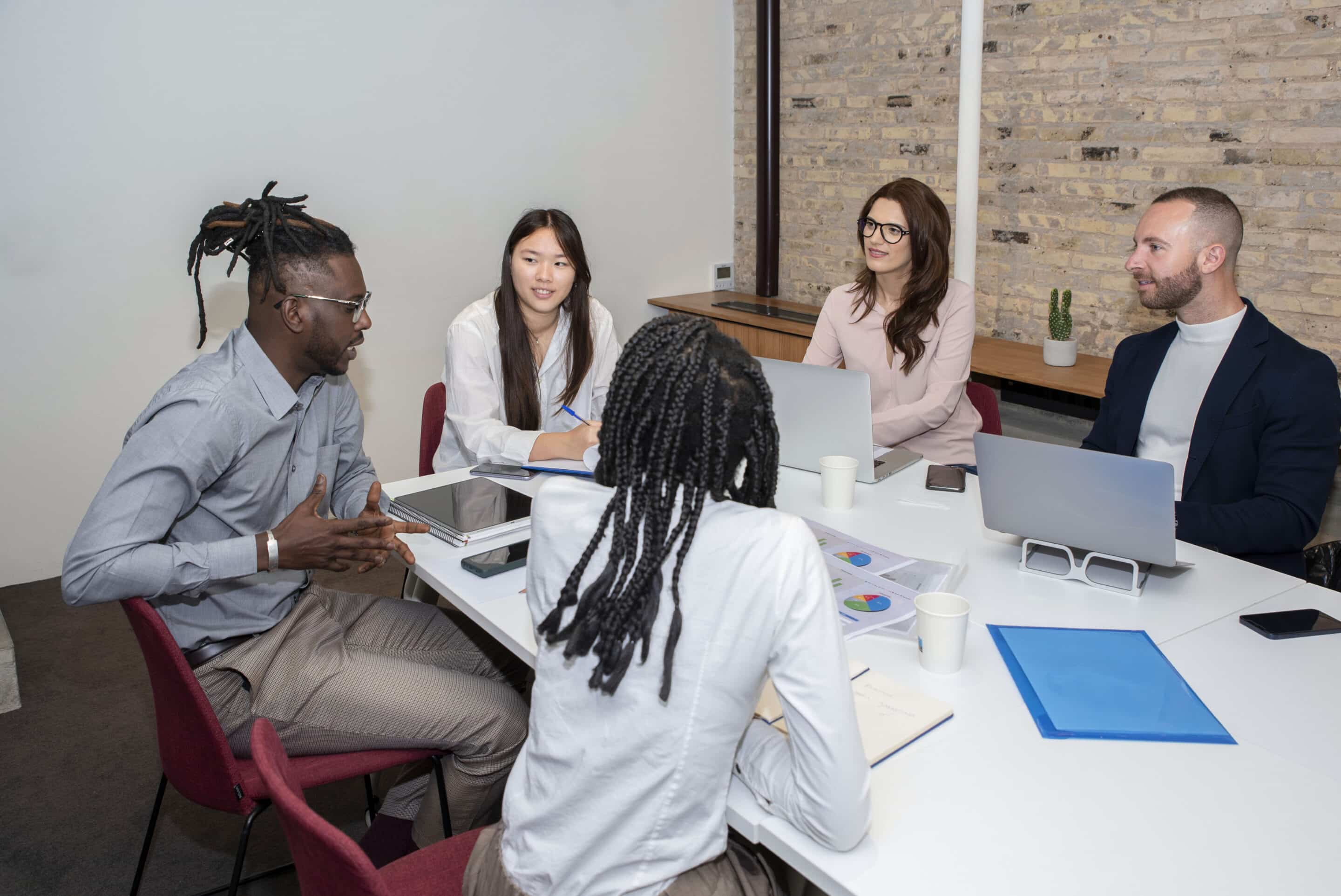 team of professionals, five multi ethnic business people negotia Cahier des charges BIM